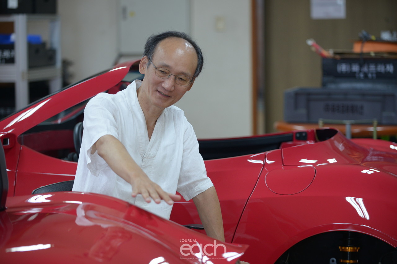 전기차 '예쁘자나' 외형에 대해 설명하는 김성호 대표