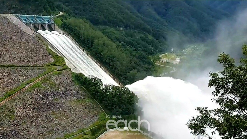 [박미애 기자] 한강 홍수통제소에 의하면 6일 오전 11시 30분 현재 소양강댐 방류량은  초당 2577㎥의 물을 방류하고 있다.(사진제공 - 이치저널 독자)