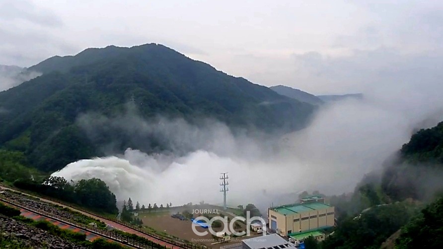 [박미애 기자] 한강 홍수통제소에 의하면 6일 오전 11시 30분 현재 소양강댐 방류량은  초당 2577㎥의 물을 방류하고 있다.(사진제공 - 이치저널 독자)