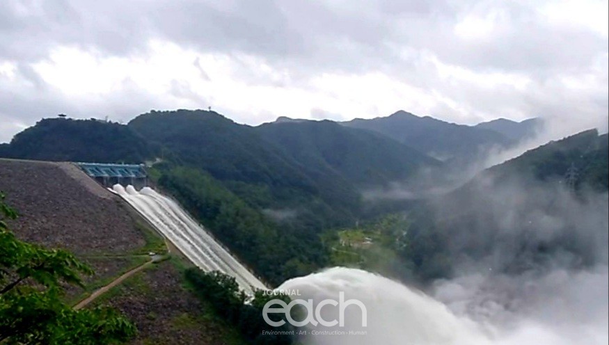 [박미애 기자] 한강 홍수통제소에 의하면 6일 오전 11시 30분 현재 소양강댐 방류량은  초당 2577㎥의 물을 방류하고 있다.(사진제공 - 이치저널 독자)