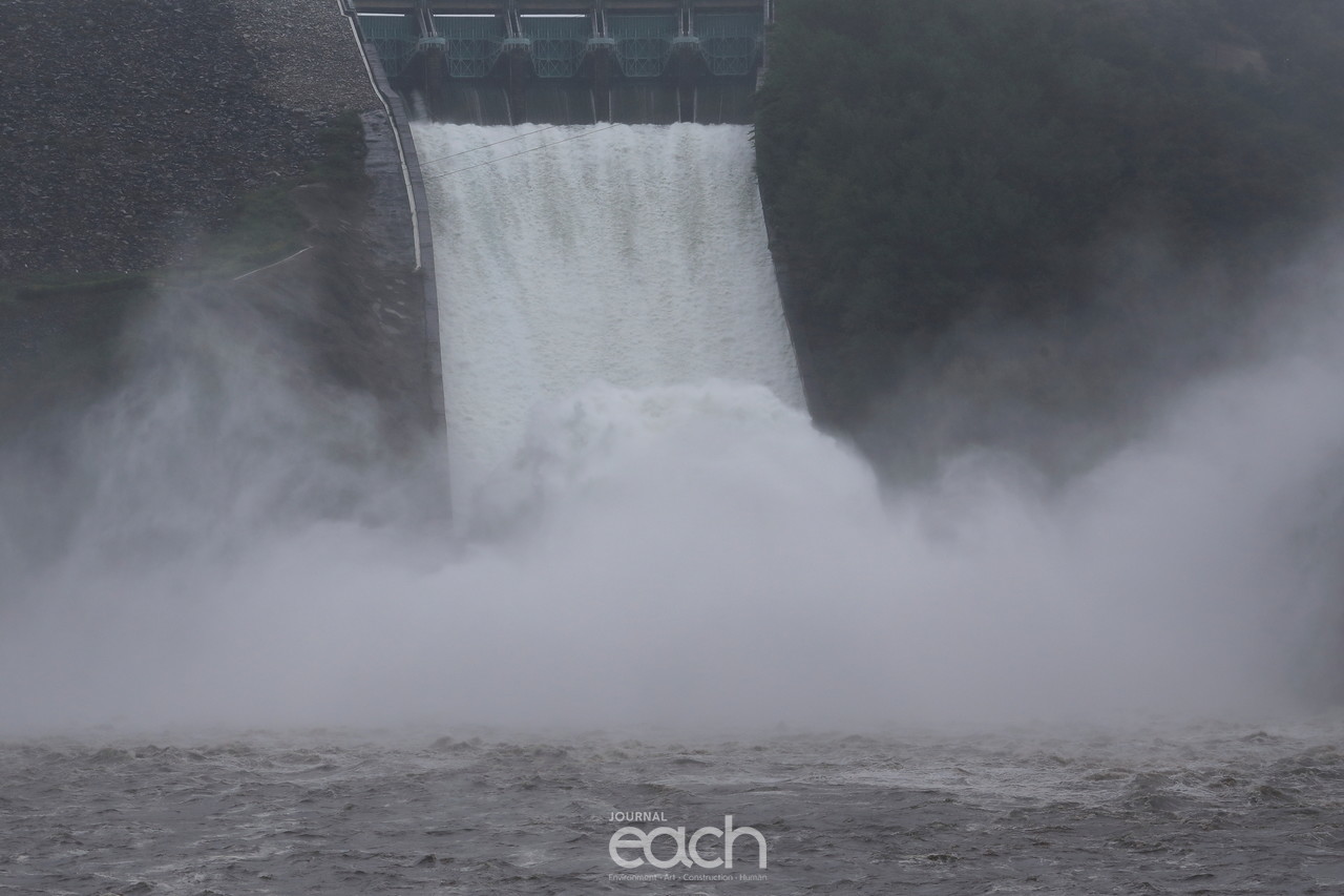 [박미애 기자] 한강 홍수통제소에 의하면 6일 오전 11시 30분 현재 소양강댐 방류량은  초당 2577㎥의 물을 방류하고 있다.(사진제공 - 류문수 사진가)