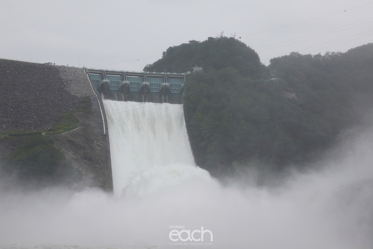 [박미애 기자] 한강 홍수통제소에 의하면 6일 오전 11시 30분 현재 소양강댐 방류량은  초당 2577㎥의 물을 방류하고 있다.(사진제공 - 류문수 사진가)