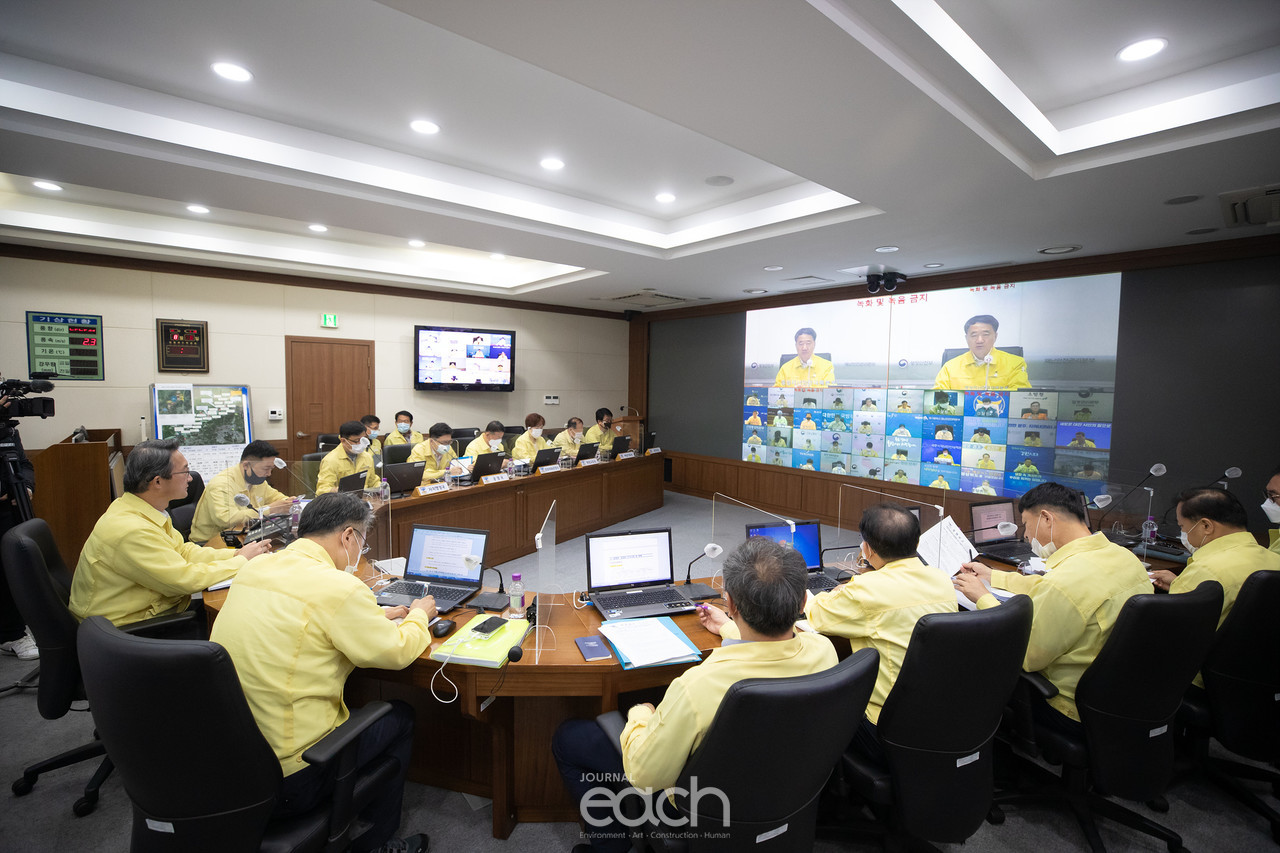 도청 재난상황실에서 열린 집중호우 대비 회의 (사진제공 - 경기도청)