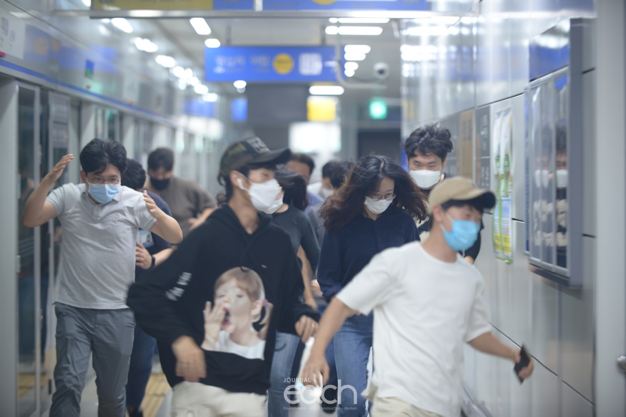 긴급상황 발생, 승객들이 대피하는 상황(사진- 박미애 기자)