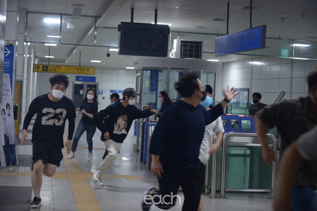 지하에서 계단을 통해 대피하는 상황(사진 ㅡ 박미애 기자)