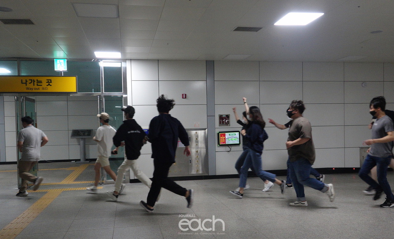 모니터에서 안내하는 최적 피난대피 경로로 탈출하는 상황(사진 ㅡ 박미애 기자)