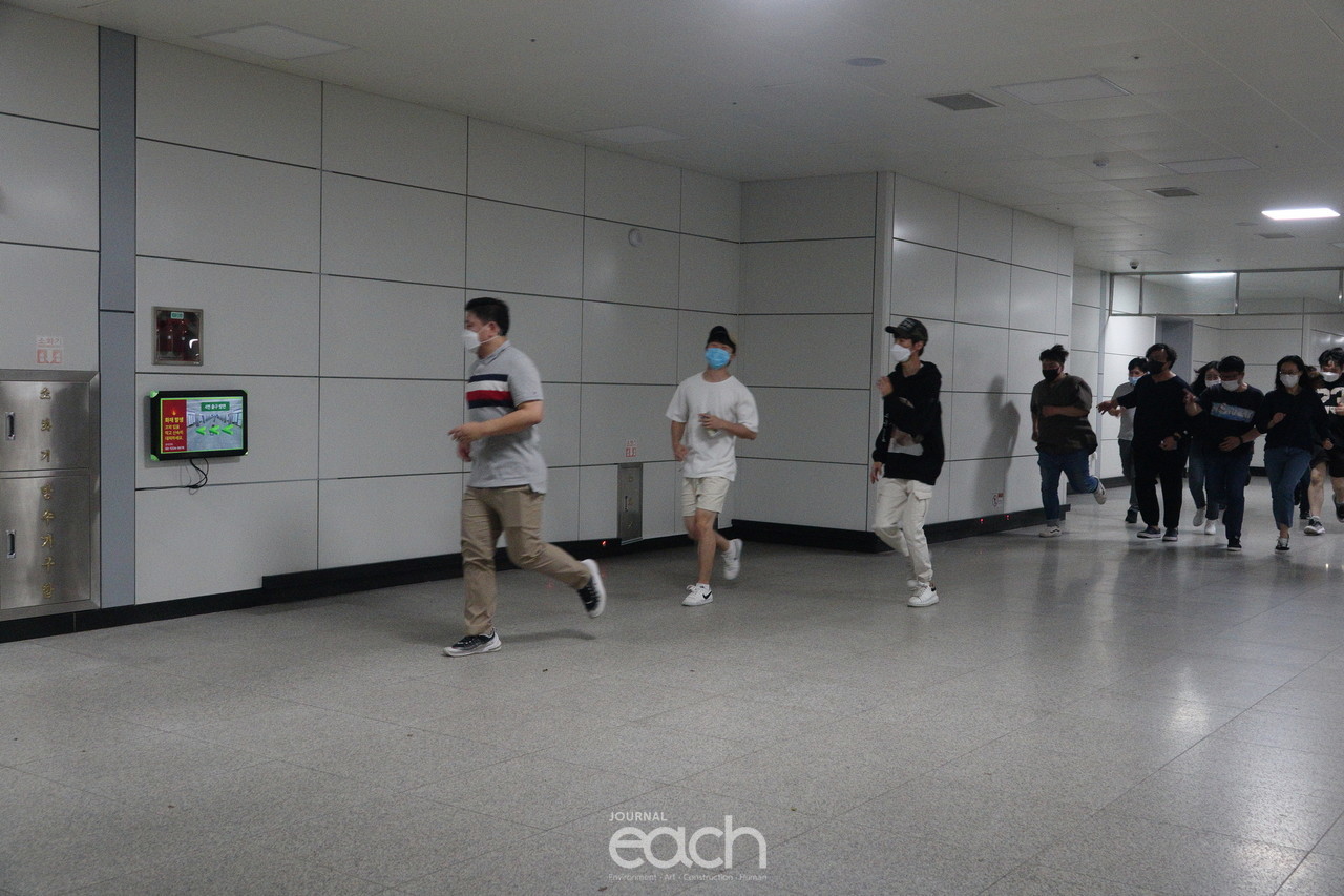 길 안내 야광 모듈과 모니터 화살표를 따라 대피하는 상황(사진 ㅡ 박미애 기자)