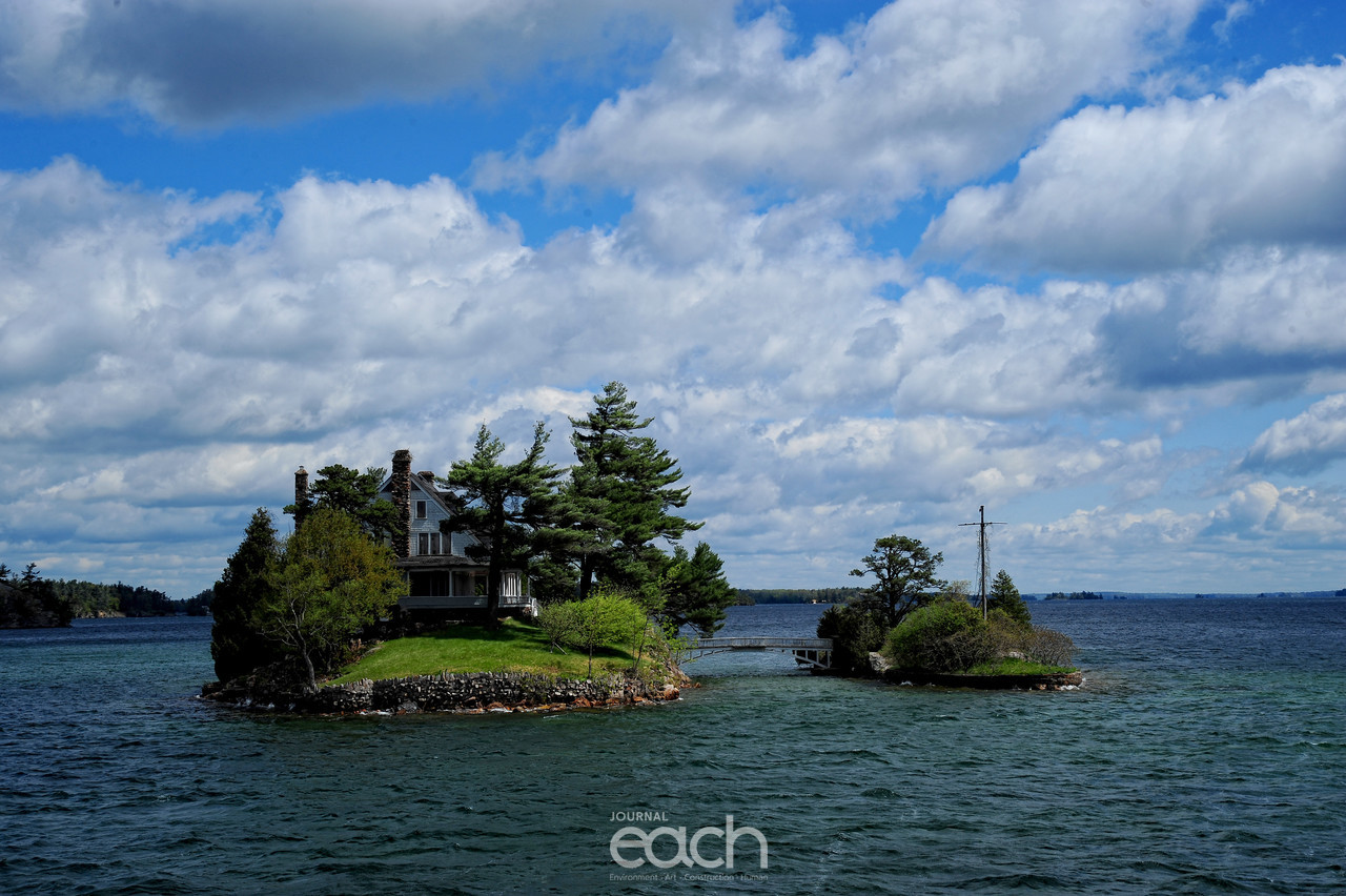 세상에서 가장 짧은 국경다리. 왼쪽은 캐나다령, 오른쪽은 미국령