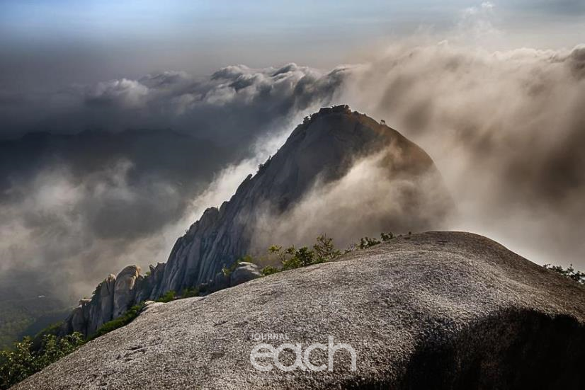 인수봉의 아침_이필운作 (북한산)(이미지 제공 : 국립공원공단)