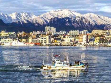 동명항에서 본 설악산_김태호作 (설악산)(이미지 제공 : 국립공원공단)