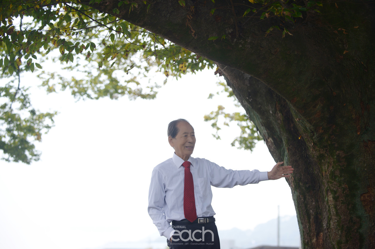 인재를 배출한 나무와 조우한 심의두 이사장 (촬영 - 박미애 사진가)
