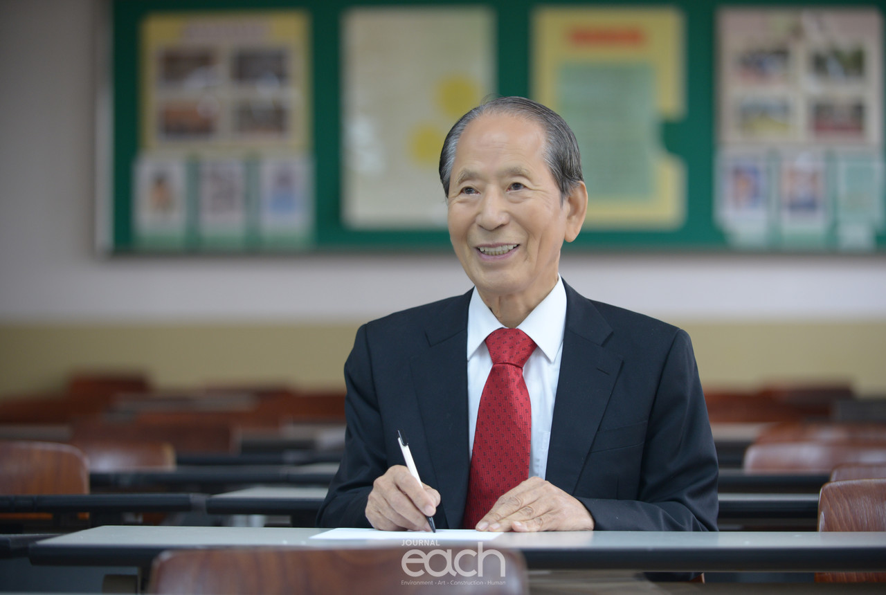 학생이 되어 본 심의두 이사장 (촬영 - 박미애 사진가)