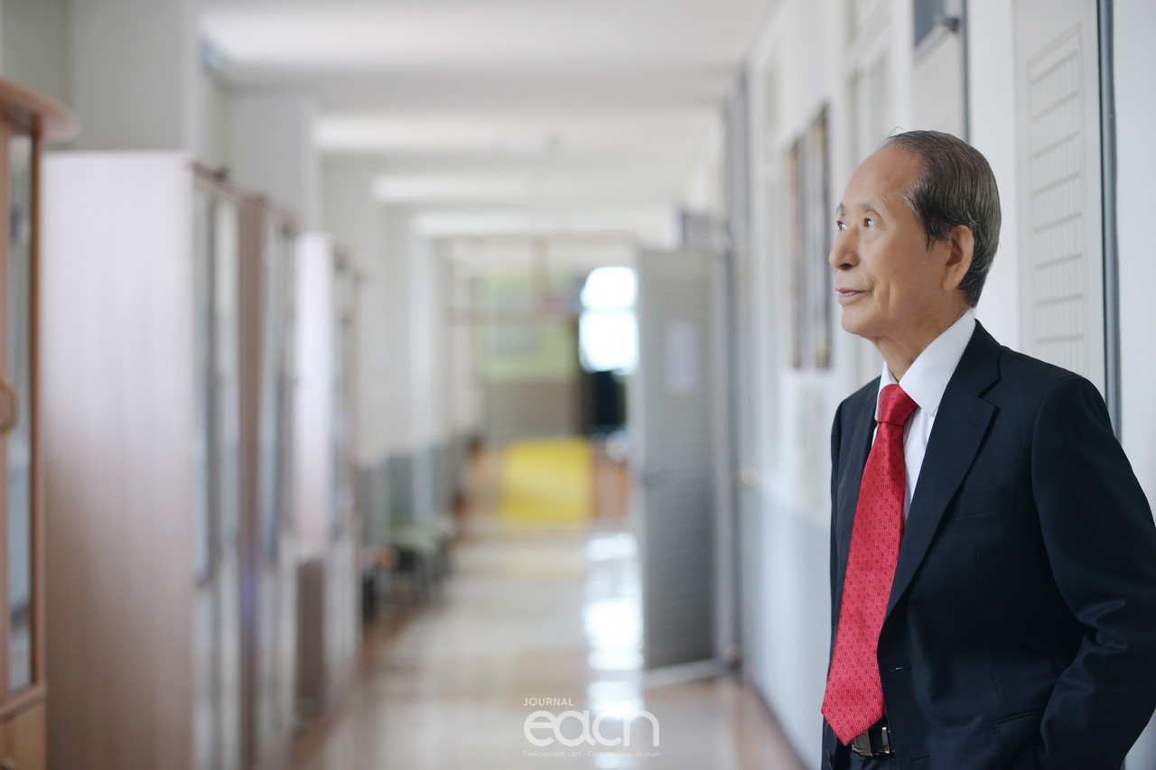 지나온 시절을 회상해보는 심의두 이사장 (촬영 - 박미애 사진가)