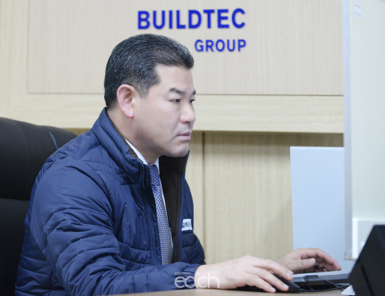 일에 집중하면 그 어떤 것에도 관심이 없는 김송환 대표, 결혼하고 신혼여행도 못갔다고.  ((촬영 - 박미애 사진가)