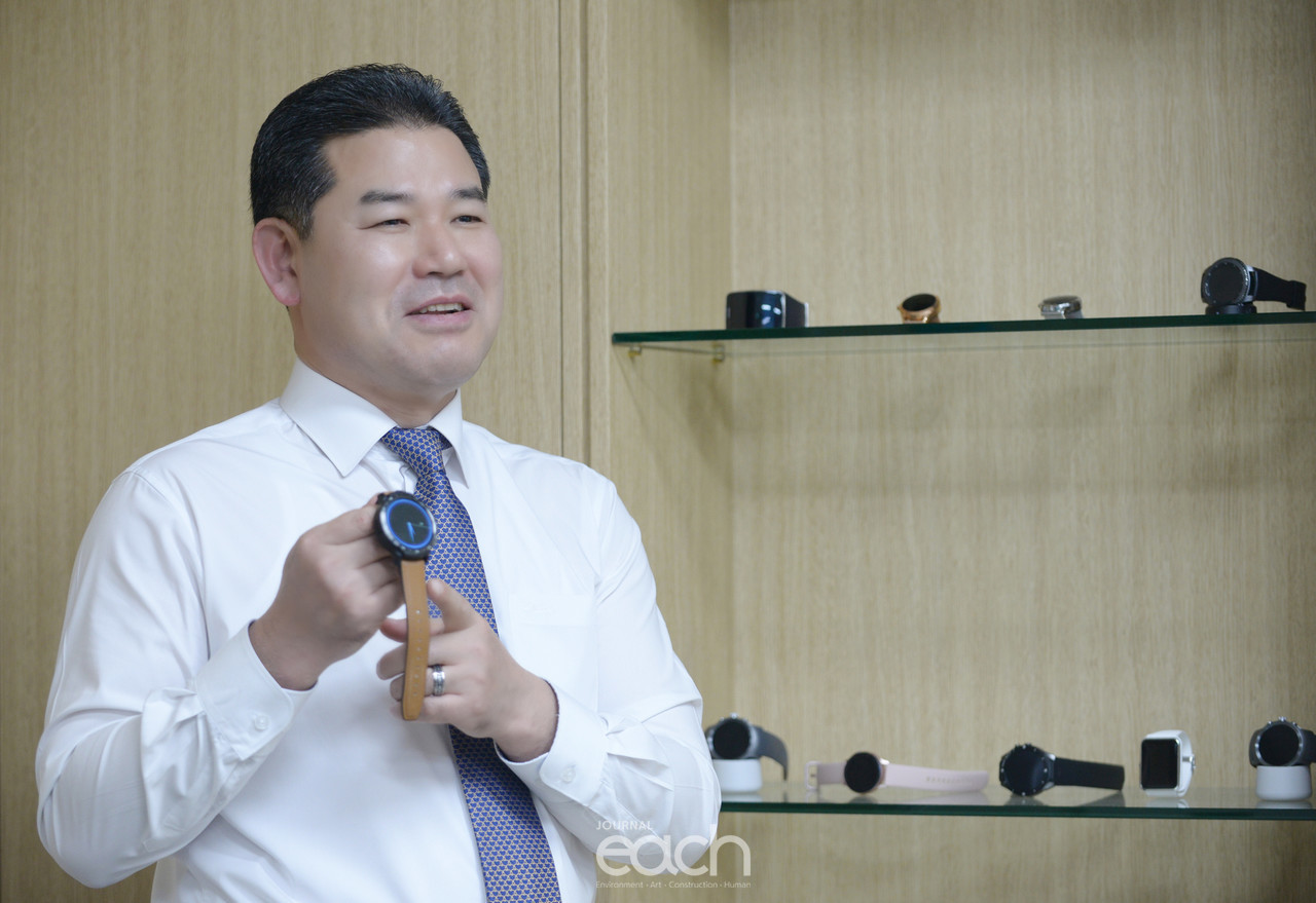 독립적인 통화가 가능한 세계 최초의 웨어러블, 스마트 워치 폰을 설명하는 김송환 대표 ((촬영 - 박미애 사진가)