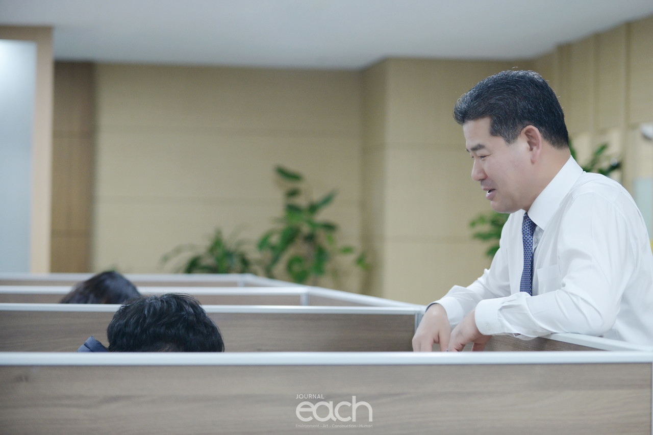 직원들과는 항상 터놓고 형처럼 얘기하는 김송환 대표 ((촬영 - 박미애 사진가)