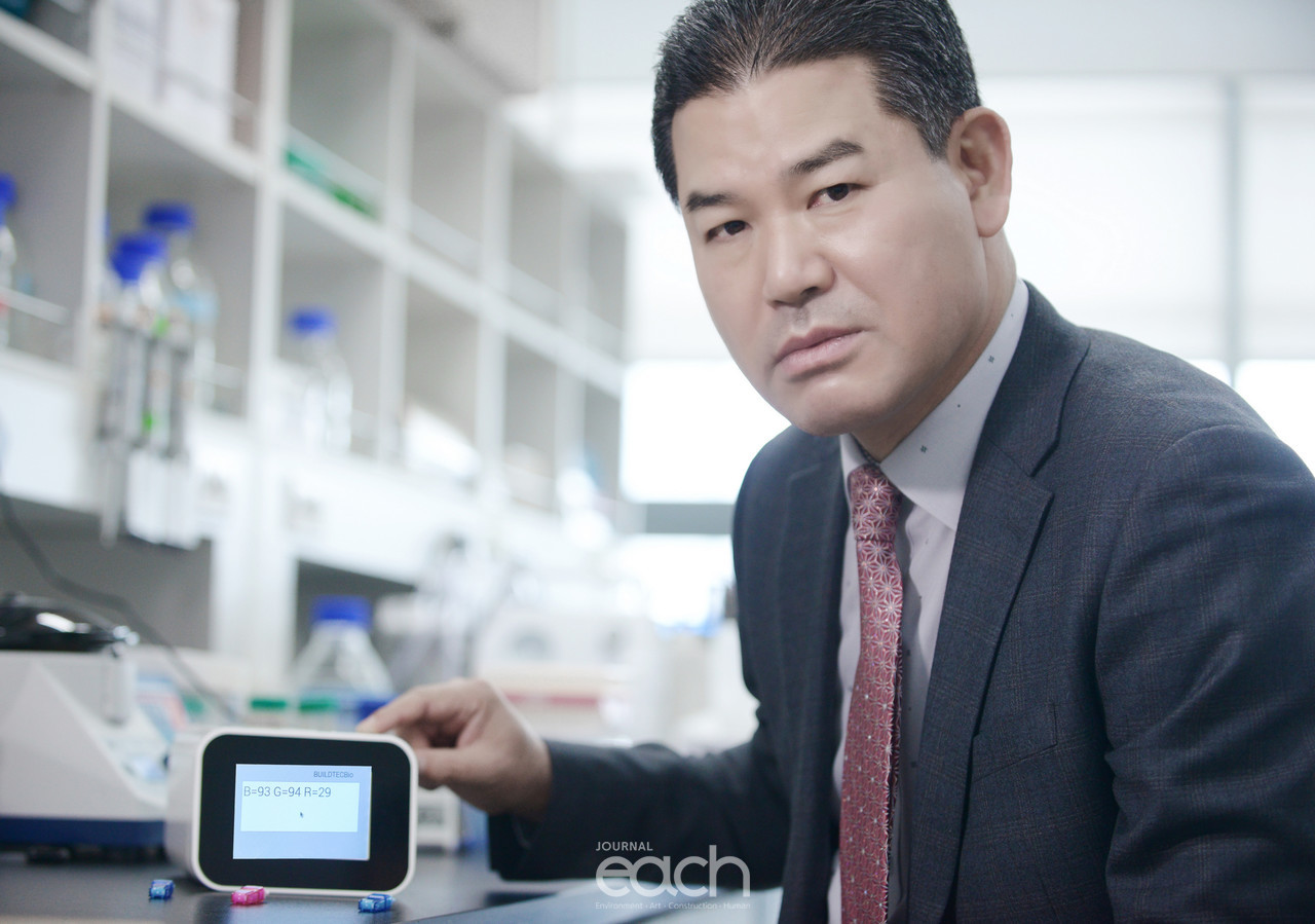 연구실에서 피 한 방울로 집에서 간단하게 암을 조기 진단하는 ‘간이 검진기’를 설명하는 김송환 대표 ((촬영 - 박미애 사진가)