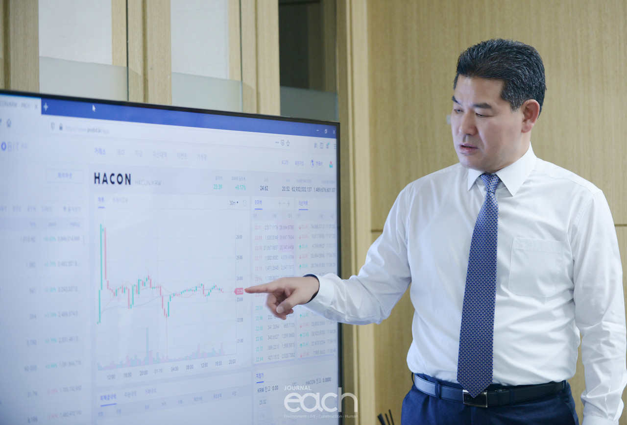 프로비트 거래소에 상장된 5th Blockchain Buildtec HACON에 대해 설명하는 김송환 대표 ((촬영 - 박미애 사진가)
