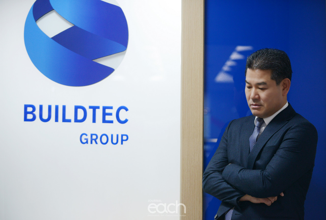 힘들었던 지난 날을 생각하는 김송환 대표 ((촬영 - 박미애 사진가)