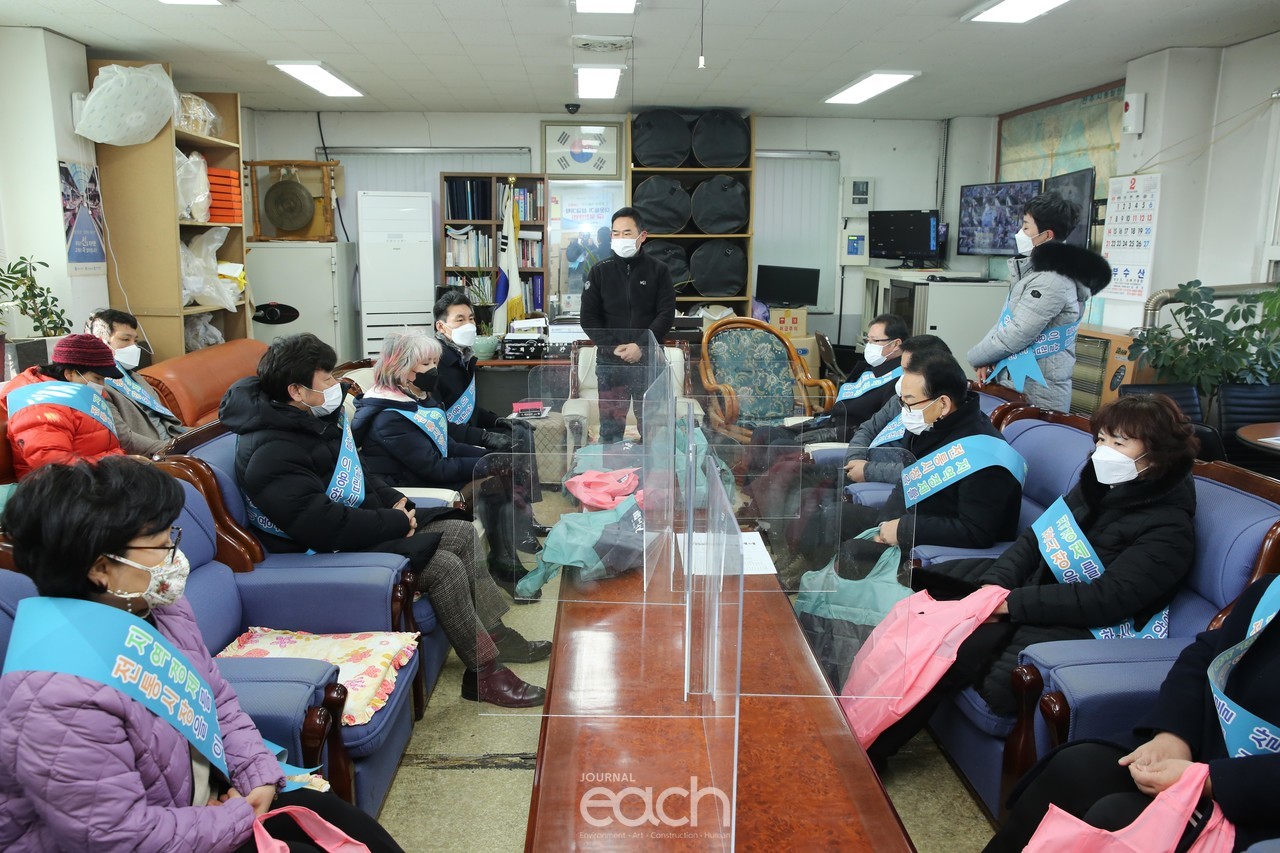 직능경제인단체총연합회 전주시지부, 소상공인연합회 전주시회(회장 임규철) 모래내 전통시장을 방문하여 임원, 회원과 모래내 전통시장상인 회장(이완열)과 코로나19로 전통시장 상인들 어려움에 처한 이야기를 듣고 있다.