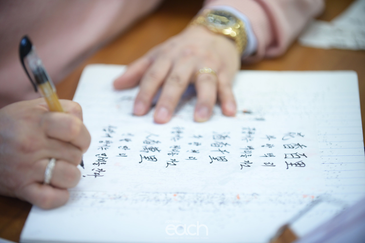 매일 붓글씨를 쓰는 이승언 회장 ( 촬영 - 박미애 사진가 )