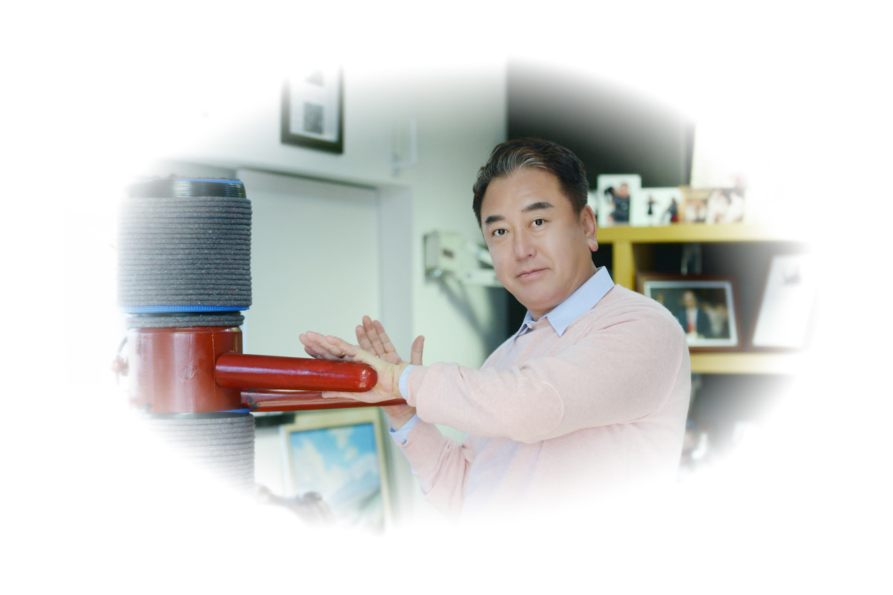 집에서도 사무실에서도 수시로 몸과 마음을 수련한다는 이승언  ( 촬영 - 박미애 사진가 )