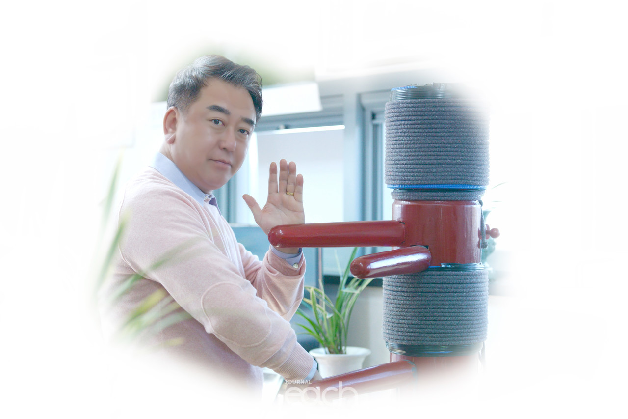 집에서도 사무실에서도 수시로 몸과 마음을 수련한다는 이승언  ( 촬영 - 박미애 사진가 )