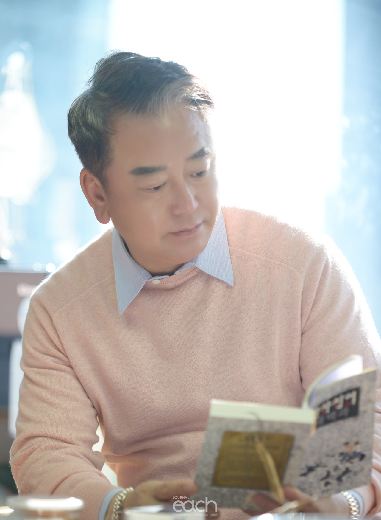 ​시간이 나는 대로 책과 가까이 하려 한다는 이승언 회장 ( 촬영 - 박미애 사진가 )