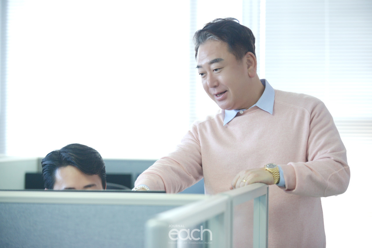 때론 카리스마 넘치는 ceo, 때론 형님같은 존재가 되려고 노력한다는 이승언 회장 ( 촬영 - 박미애 사진가)