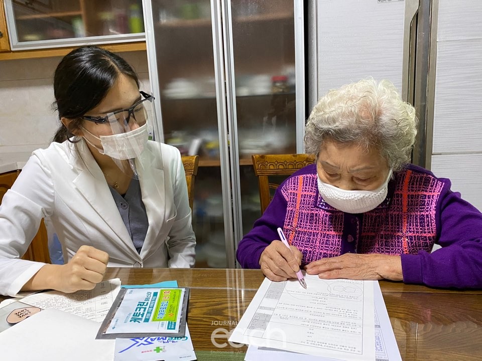 어르신 치매예방 1:1 관리 인지학습 프로그램(자료제공 : 완주군)