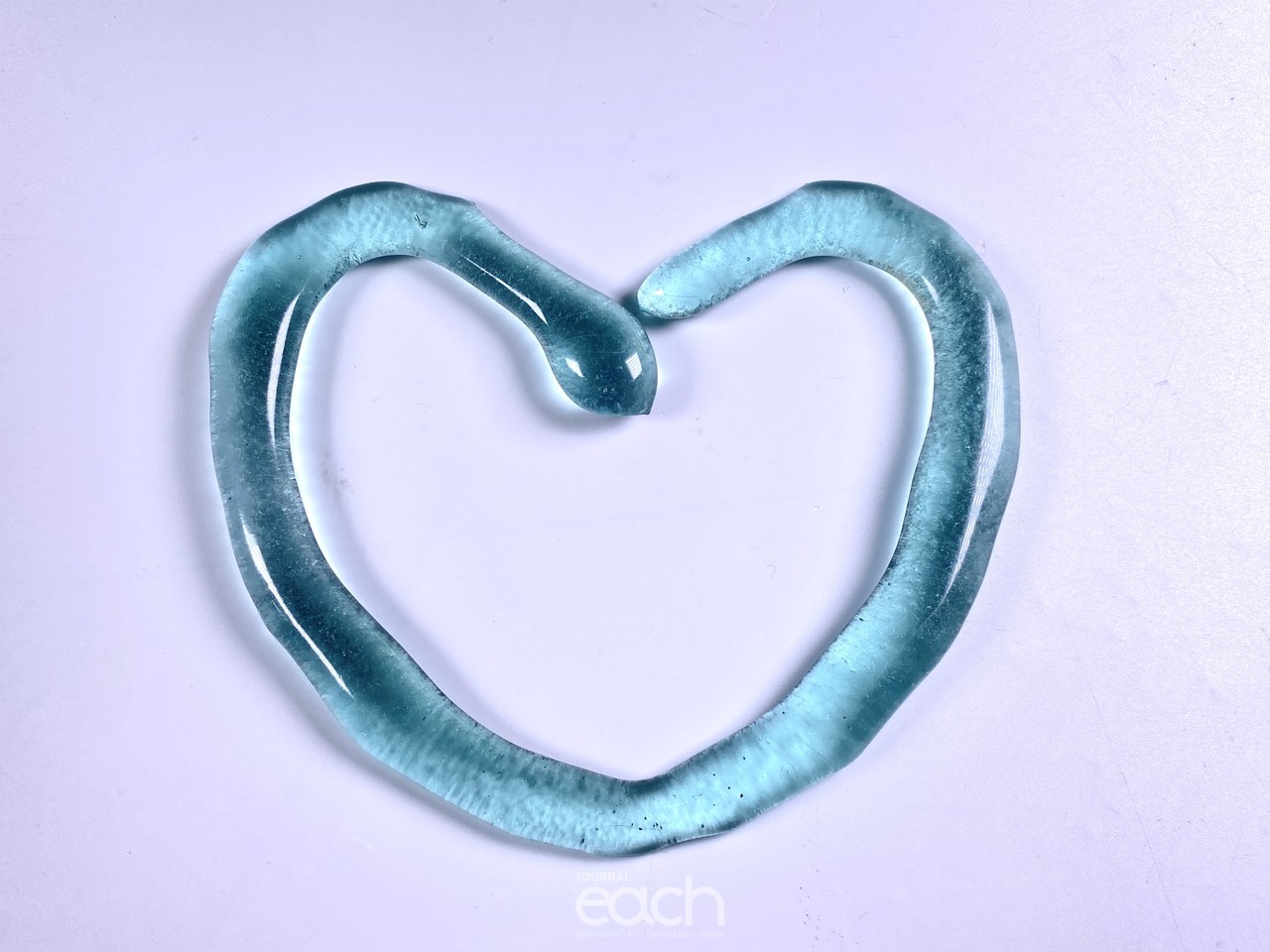 ••밸런스 하트 ••유리병을 절단해서 조각 조각을 나란하게 눕혀 전자렌지를 이용해서 만들었다.