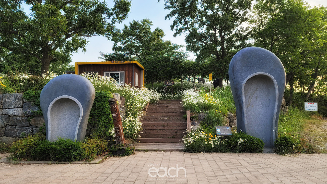 입구엔 커다란 검정고무신 조각과 장승이 서 있다