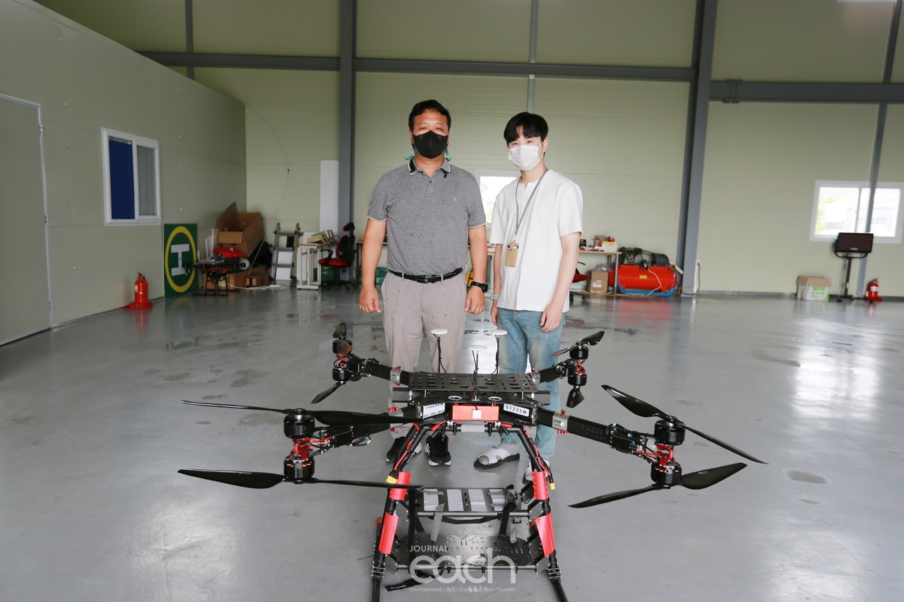 전라남도 지역주도형 청년일자리 사업 ‘DNA+US 프로젝트’에 참여 중인 날다의 강원혁 대표와 참여 청년 권반석 씨(자료제공 : 전남정보문화산업진흥원 일자리추진단)