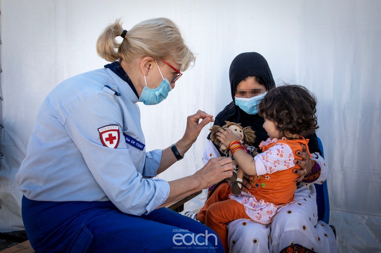 이탈리아적십자사 봉사원이 로마 공항에서 아프가니스탄 난민들을 환영하고 안심시키고 있다. 이탈리아적십자사 직원, 봉사원들은 따뜻한 식사를 제공하고, 코로나19 검사를 비롯한 건강 검진과 심리 사회적 지지 및 취약계층에 대한 특별 관리도 제공하고 있다.(자료제공 : 대한적십자사)