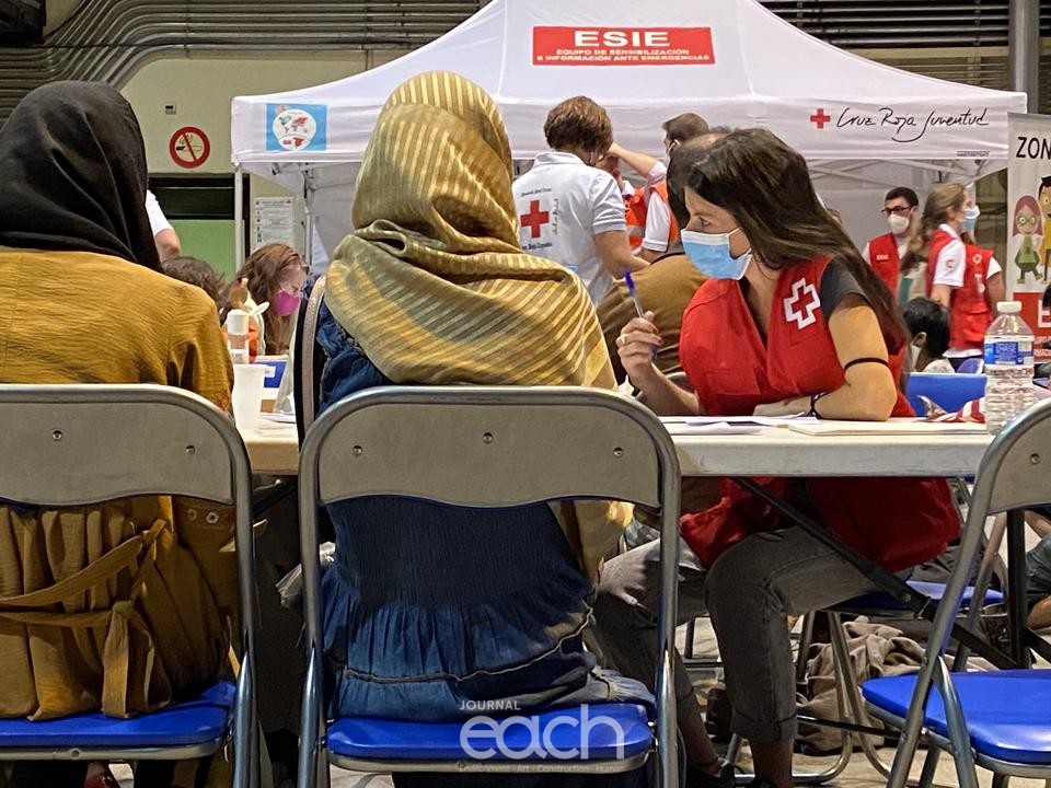 스페인적십자사가 당국과 협력해 EU 리셉션 허브에서 아프가니스탄에서 도착한 피난민들을 환영하고 지원하고 있다. 300명 이상의 스페인적십자사 직원과 자원 봉사자가 음식, 위생키트, 의복, 법률 자문, 코로나19 검사, 의료 지원 및 심리 사회적 지지 등을 제공하고 있다.(자료제공 : 대한적십자사)