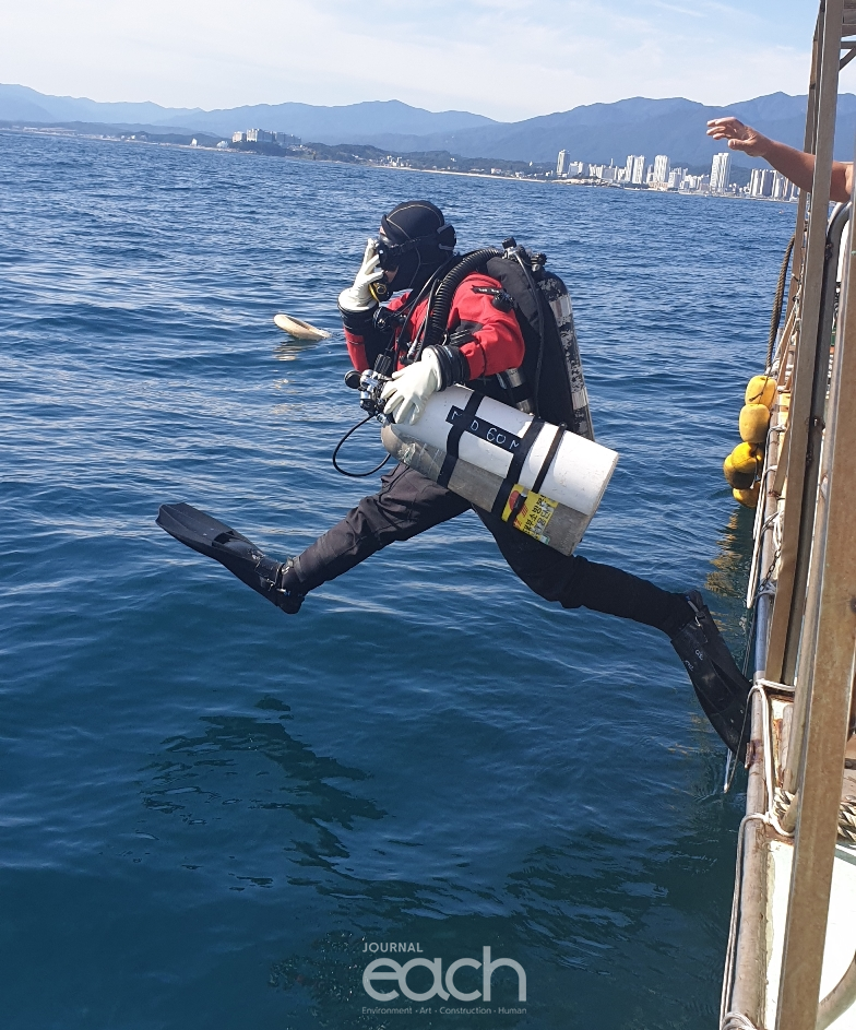 깊은물 수난구조훈련 중 잠수하는 대원 (자료제공 : 경기도북부소방재난본부)