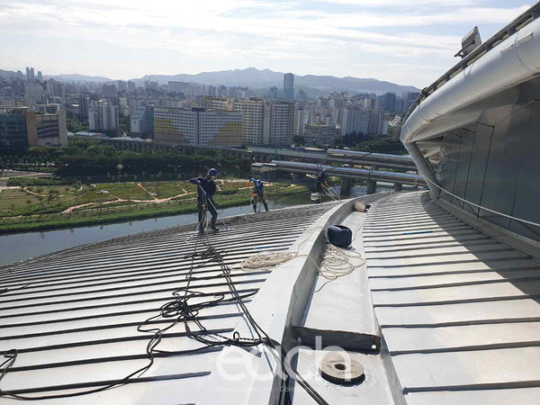 고척스카이돔 지붕 인력청소 (자료제공 : 서울시설공단)