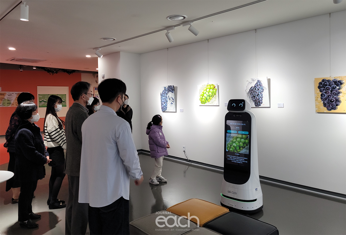 LG클로이 가이드봇이 운영하는 시민갤러리 도슨트 사진 (자료제공 : 서울특별시)