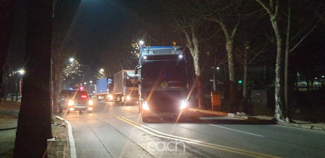 12월 23일 새벽 2시 한국원자력연구원에서 중․저준위 방폐물 305드럼 반출 현장 (자료제공 : 대전광역시)