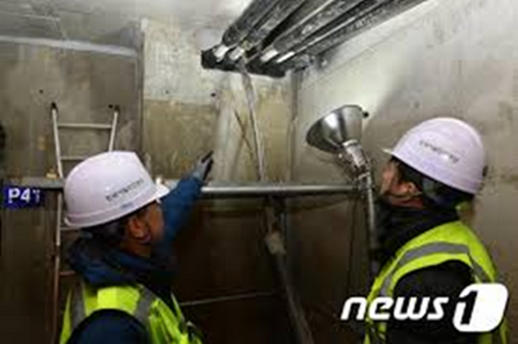 그림 3. 2016년 2월에 발생한 PSC박스거더교량의 텐던파단 (서울 정릉천)