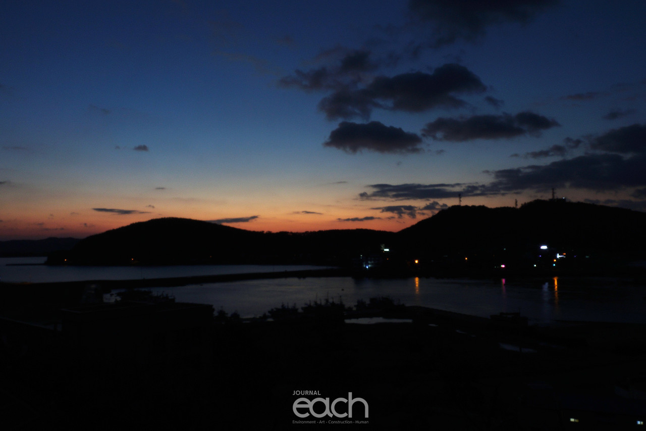 ⓒ박미애 / 조용한 바다와 산 뒤로 아침 여명이... 