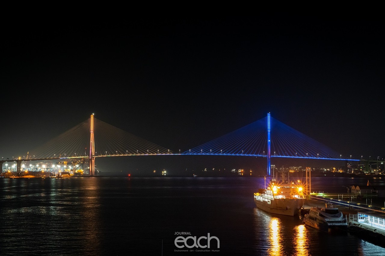 부산시 경관조명 활용 우크라이나 위로 평화의 빛 캠페인(부산항대교) (자료제공 : 부산시)