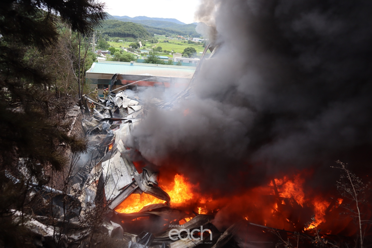 파주 스펀지 공장화재 진압중 (자료제공 : 경기도)