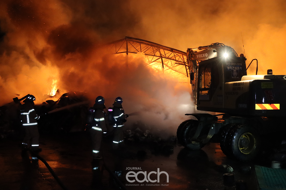 화재현장에 활동하는 굴착기 (자료제공 : 경기도)