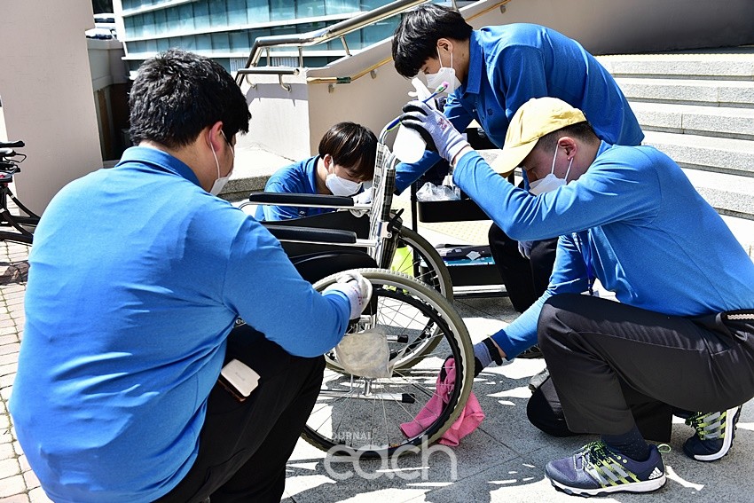 보조기기북부센터 소속 세척요원 세척 (자료제공 : 경기도)