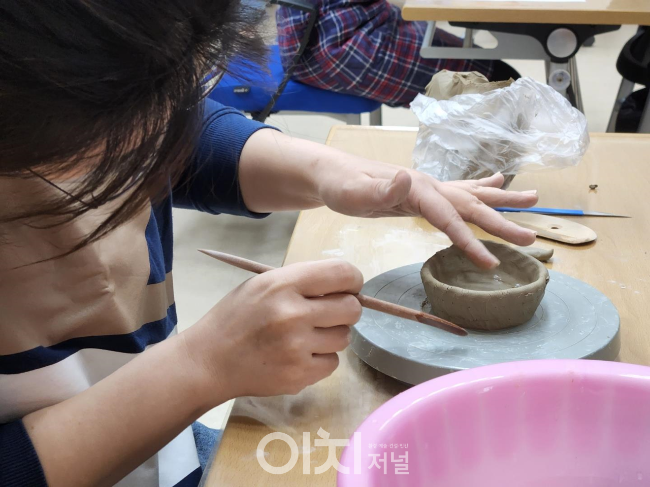 코일링 기법으로 작은 화병 만들기 (자료제공 : 부산시)