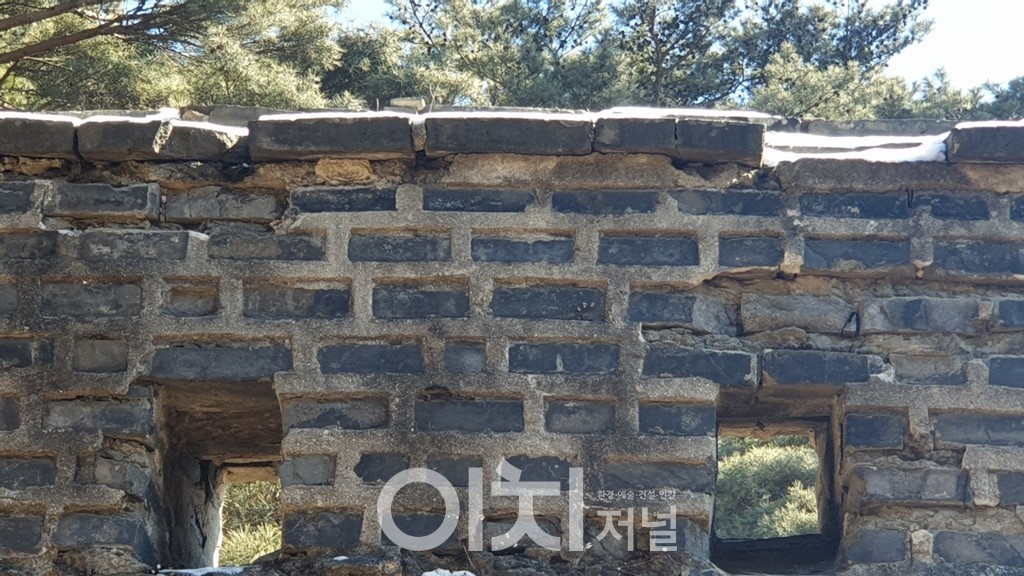 여장 훼손(줄눈 탈락) (자료제공 : 경기도)