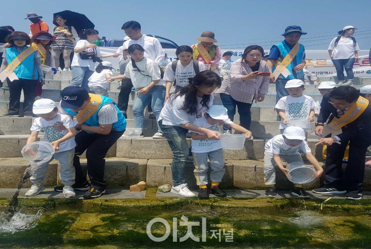 넙치 치어 방류 행사 (자료제공 : 부산시)
