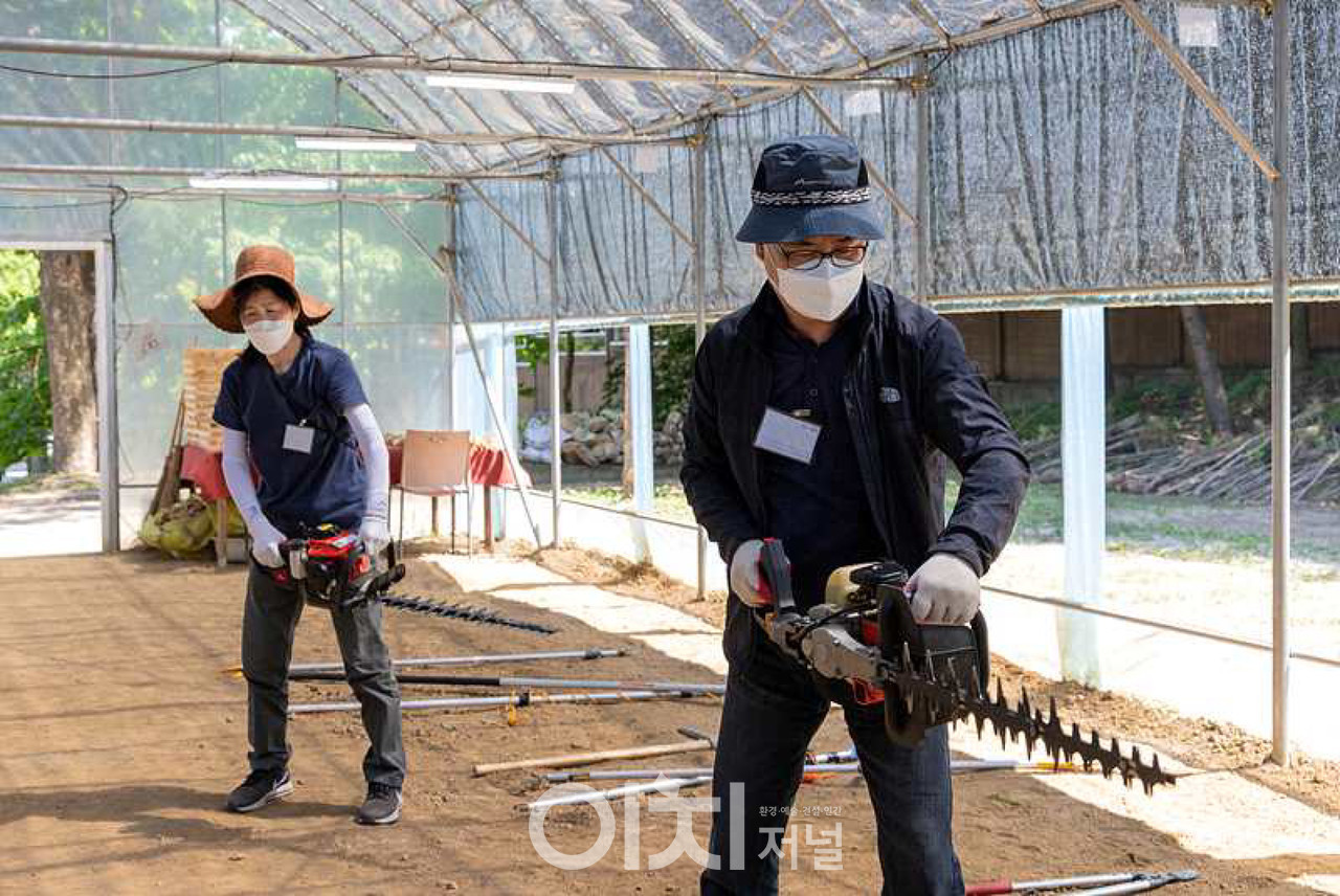 50플러스남부캠퍼스 ‘조경관리 입문’과정 수업 모습 (자료제공 : 서울50플러스재단)