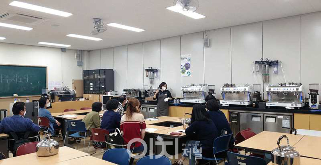 50플러스남부캠퍼스 ‘바리스타 입문’과정 수업 모습 (자료제공 : 서울50플러스재단)